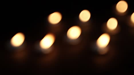 las velas encendidas iluminan el deslizador bokeh 2