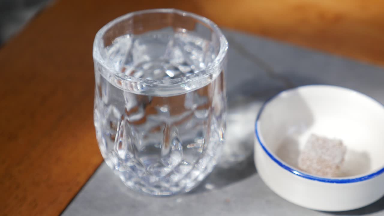 터키 맛의 물 한 잔