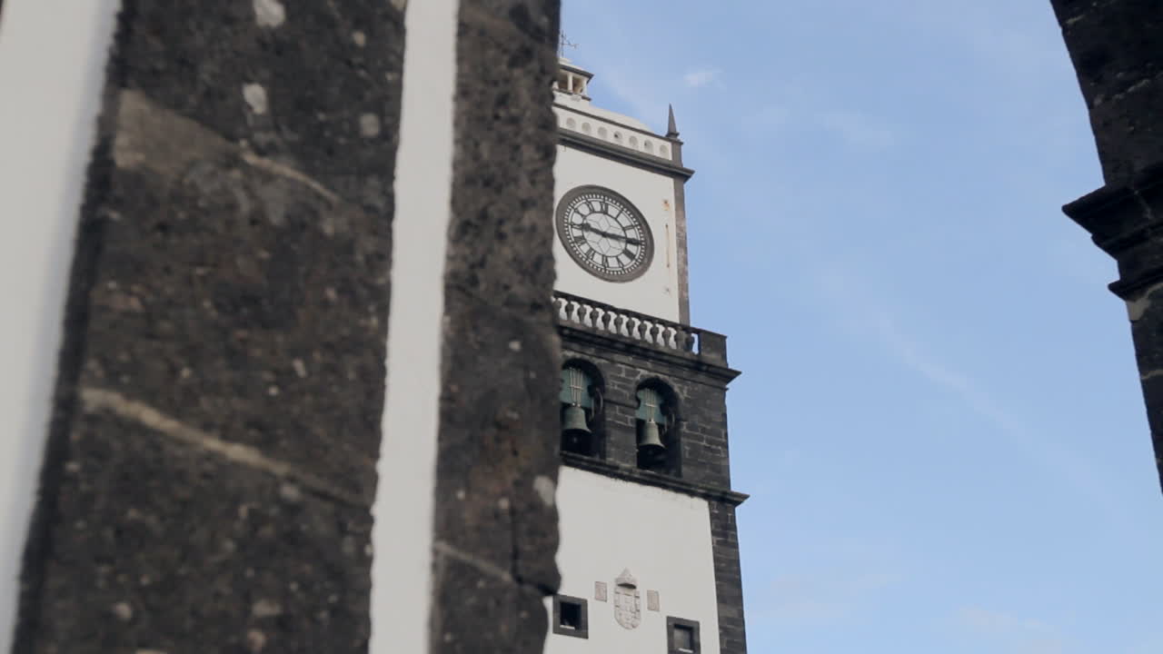 L'orologio civico nella piazza principale di Ponta Delgada, isola di São Miguel, Azzorre portoghesi.