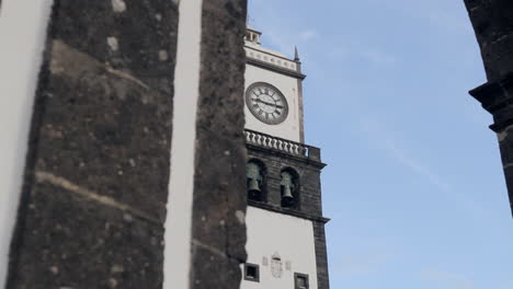 Die-Stadtuhr-Auf-Dem-Hauptplatz-Von-Ponta-Delgada,-Insel-Sao-Miguel,-Portugiesische-Azoren