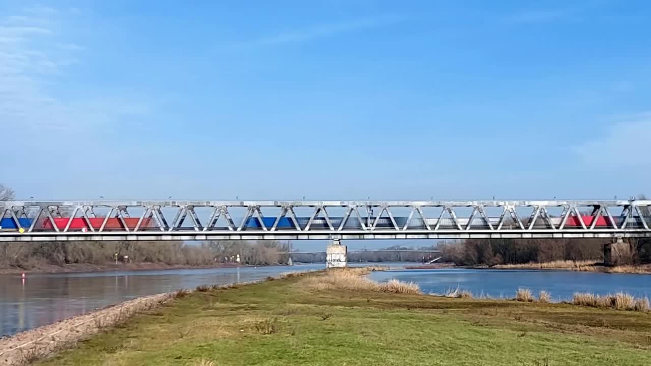tren de carga cruzando el río elba en magdeburg, se aplicó el desenfoque de movimiento