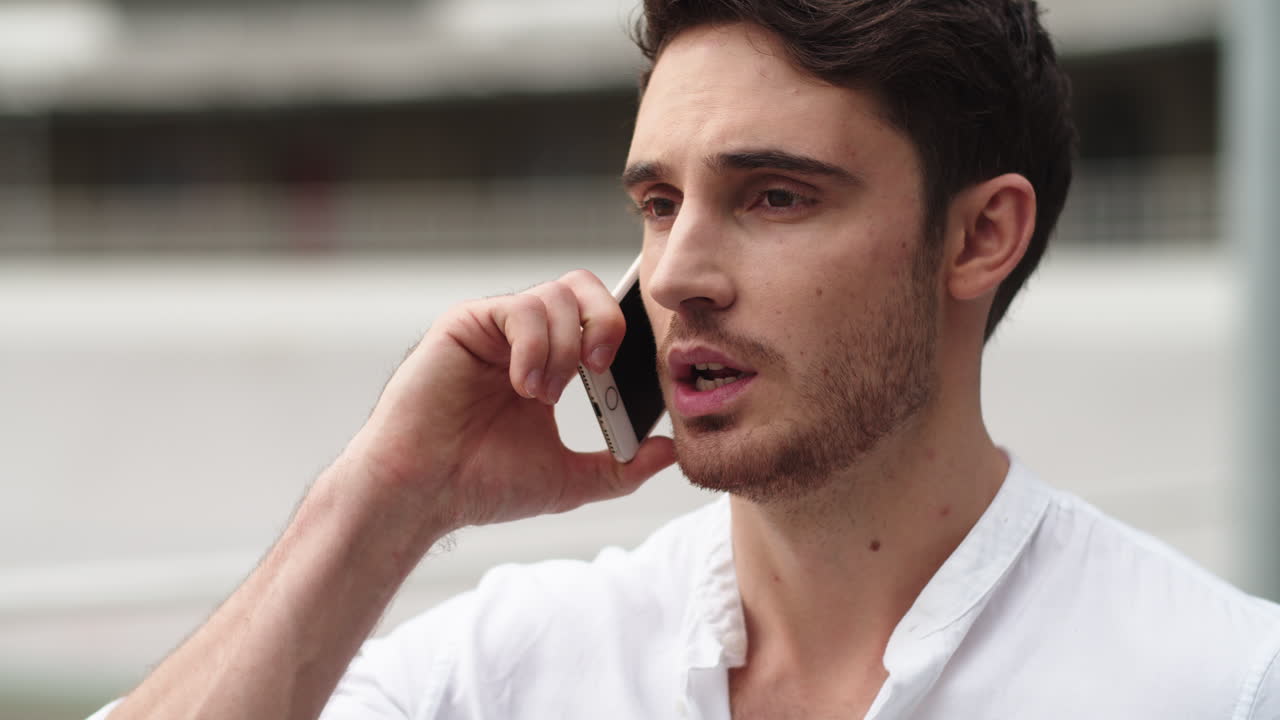 전화로 대화하는 남자. 전화로 일에 대해 대화하는 남자