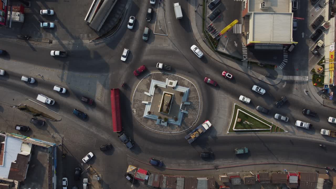 항공 타임  ⁇ 스 (aerial timelapse) 는 교통 원을 돌아다니는 차량으로 내려갑니다.