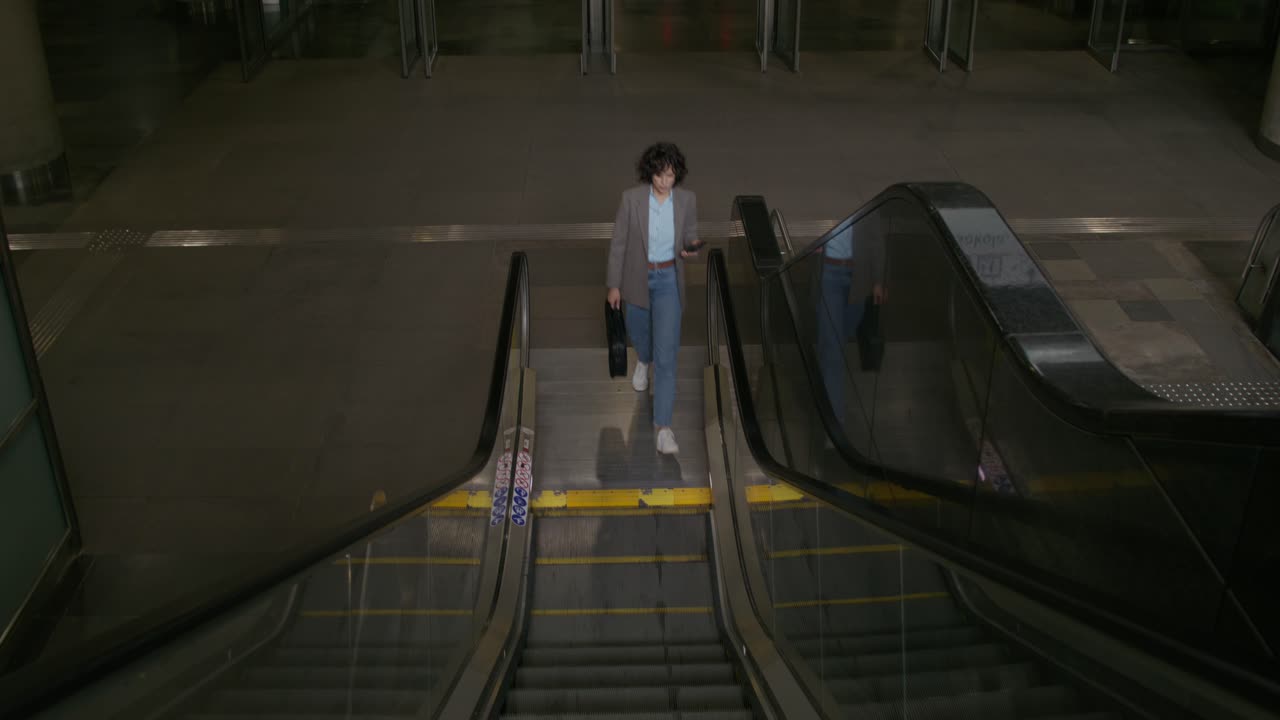 지하철역 에스컬레이터 에 있는 여자