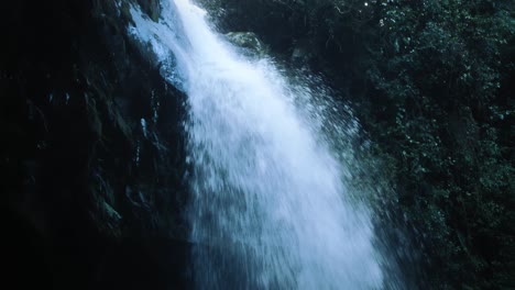 Incline-Hacia-Abajo-La-Vista-De-Cerca-Desde-Debajo-De-Una-Cascada-En-La-Selva-Tropical