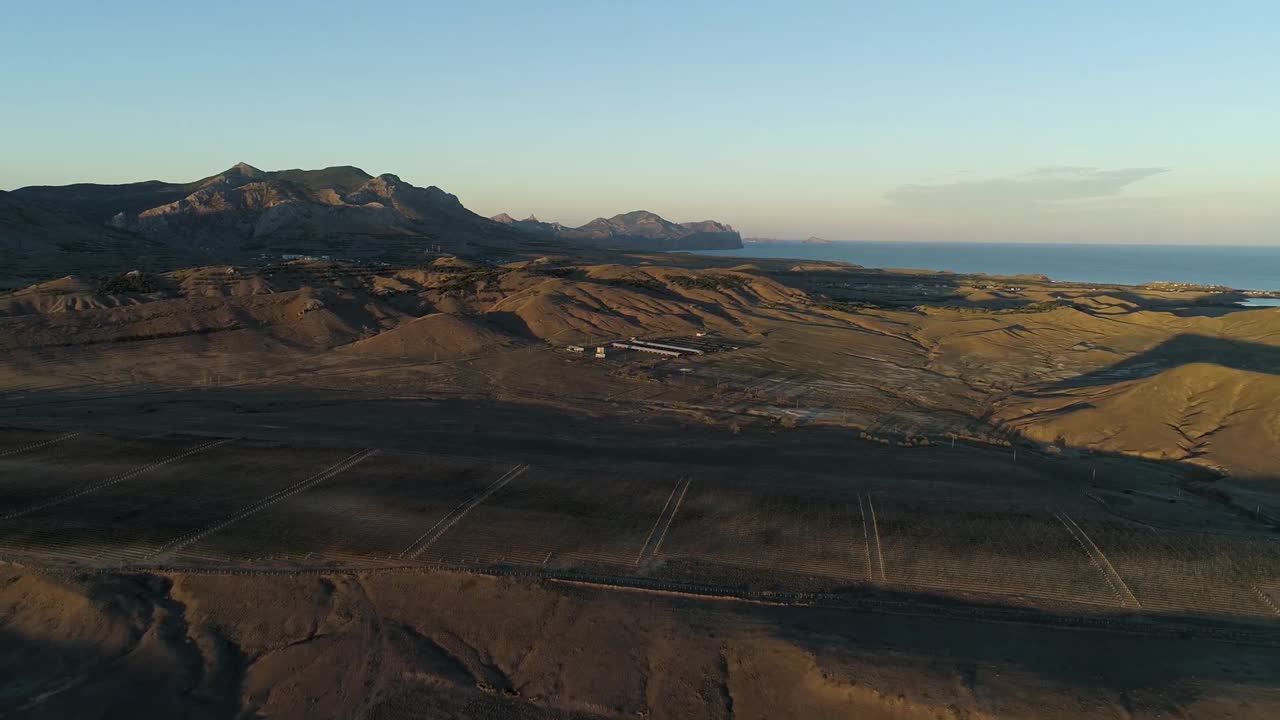 해가 지는 동안 포도원 과 해안 산 들 의 공중 풍경