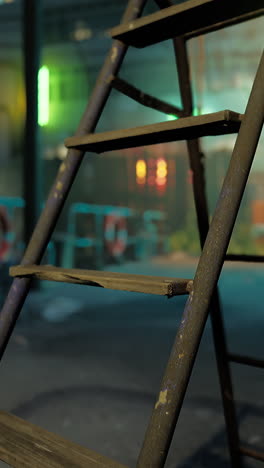 cerca de una escalera oxidada