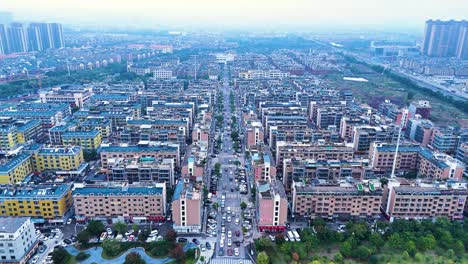 Vista-Sobre-El-Esplendor-Residencial-De-Yiwu-En-China,-Cautivada-Por-Una-Magnífica-Vista-Aérea-Que-Revela-La-Belleza-De-Este-Vibrante-Paisaje-Viviente.