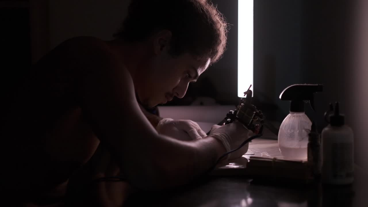 문신을 만드는 것을 배우는 문신작가