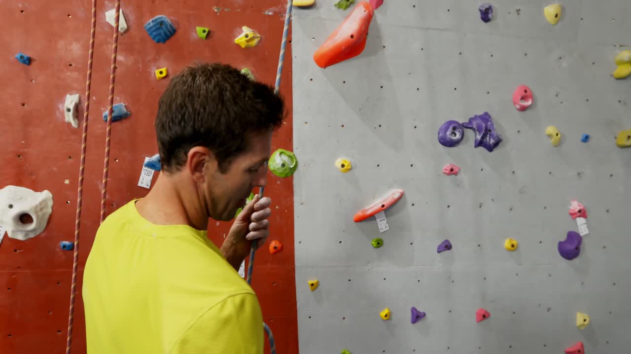 Sudut rendah pelatih membantu wanita bouldering 4k
