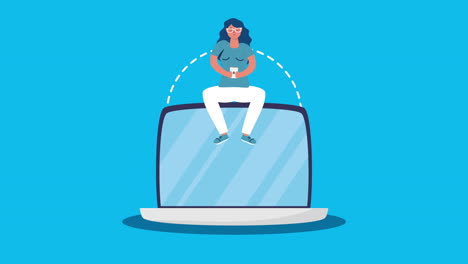 mujer sentada en una computadora portátil con un teléfono inteligente