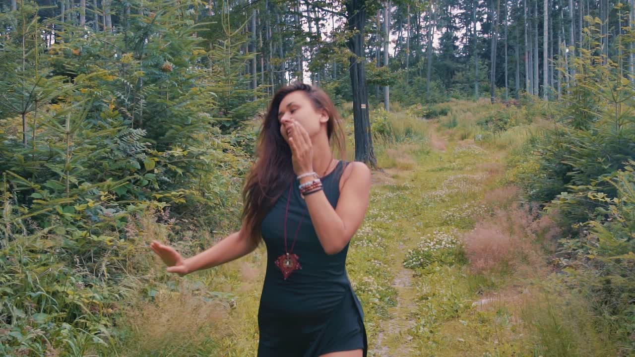 bonita jovencita disfrutando bailando en el paisaje natural durante el verano