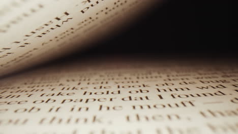 primer plano de un libro abierto