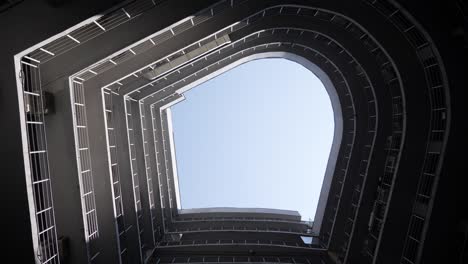 vista de abajo de la perspectiva de la construcción semicircular del diseño urbano minimalista arquitectura fondo futurista. estructura en espiral. girando hacia el cielo arquitectura fondo minimalista urbano