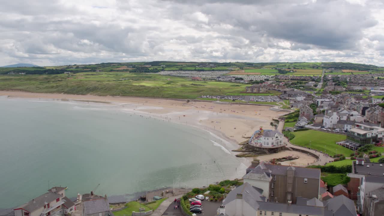 ciudad de portrush en la ruta costera de la calzada, irlanda del norte
