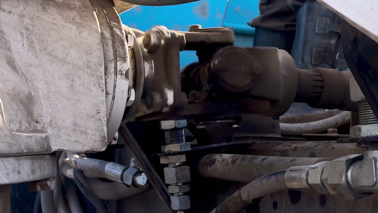 A close-up view shows the cardan drive rotating the drilling rig. The setting highlights its mechanical functions in an industrial environment.