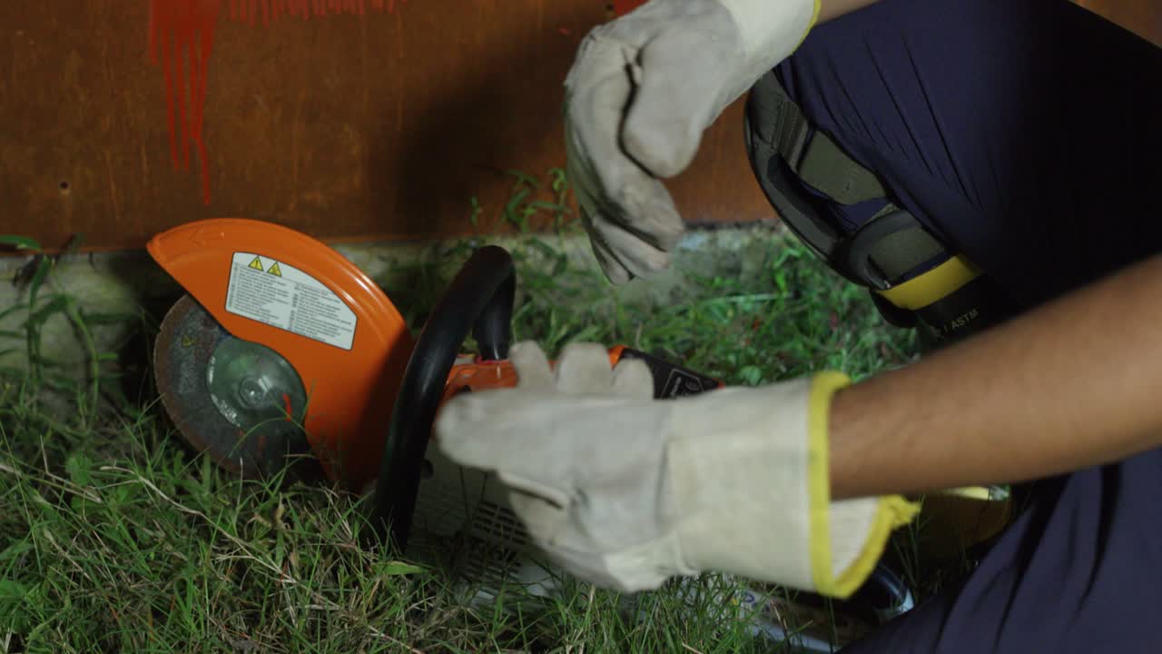máquina de sierra de hormigón eléctrica cortando una pared de ladrillo rojo