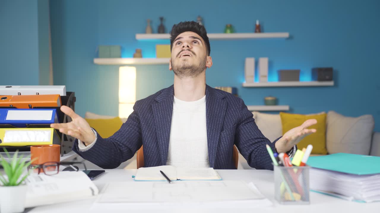 trabajador de oficina en casa molestado por el ruido.