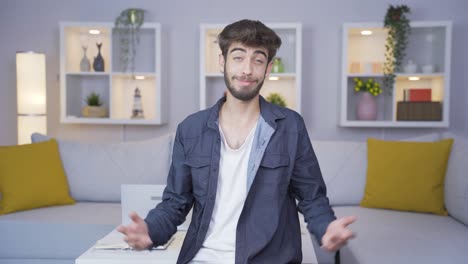 hombre mostrando su mente a la cámara.