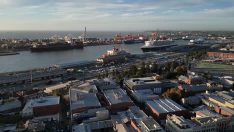 Toma-Aérea-Del-Puerto-De-Fremantle-En-El-área-Metropolitana-De-Perth-Al-Atardecer.