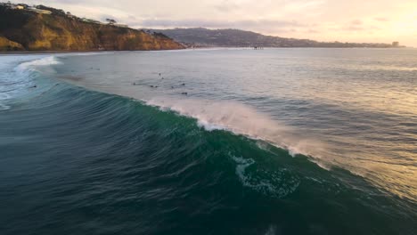 Olas-De-8-Pies-Rompen-En-La-Playa-De-Los-Negros