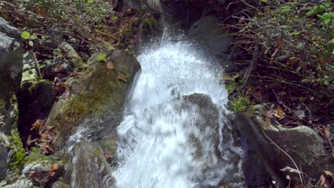 Natürlich-Hinterlassener-Kleiner-Wasserfall-Von-Oben-Gefilmt