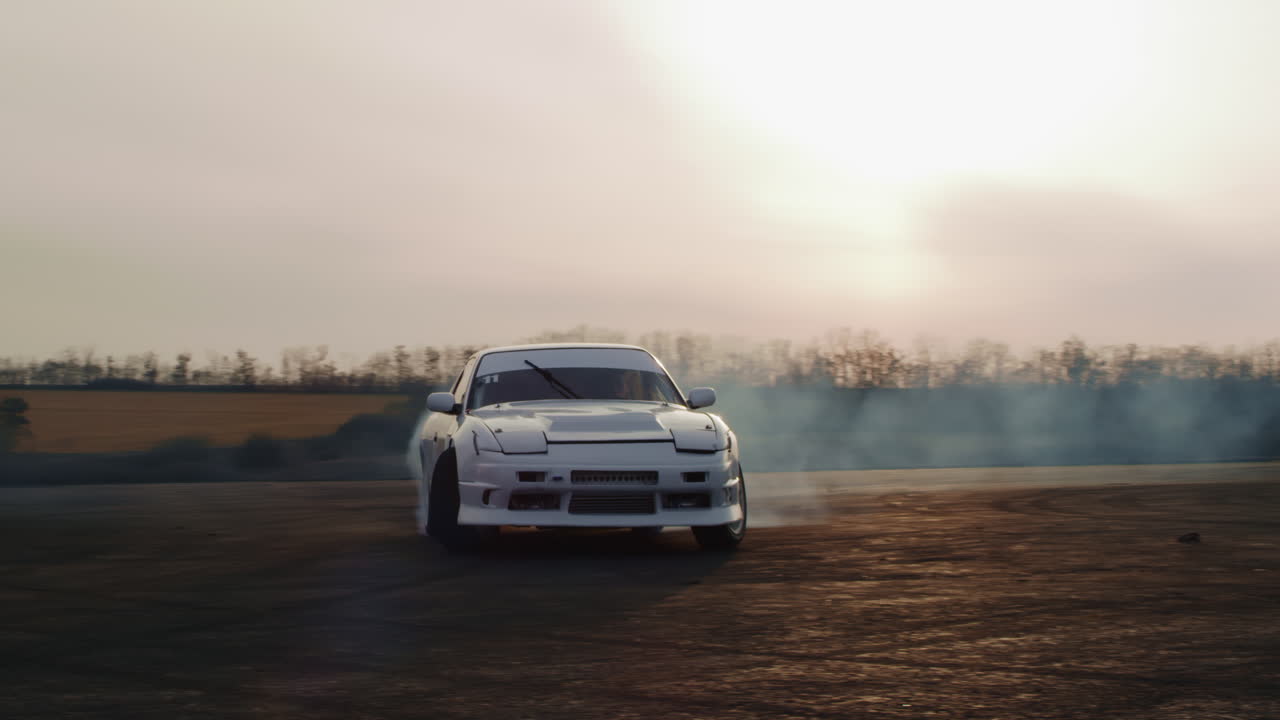 coche blanco a la deriva al atardecer