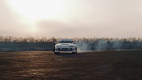 coche blanco a la deriva al atardecer