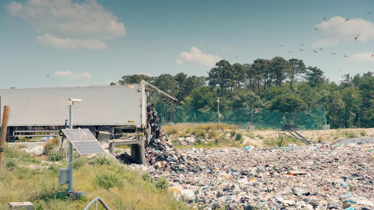 vista de amplio ángulo de un semirremolque, creando una montaña de basura