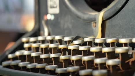 vintage, máquina de escribir retro foco lento en rack de adelante hacia atrás detalles de primer plano en las teclas de letras