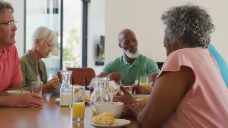 Gente-Feliz-Y-Diversa-Desayunando-En-Una-Casa-De-Retiro