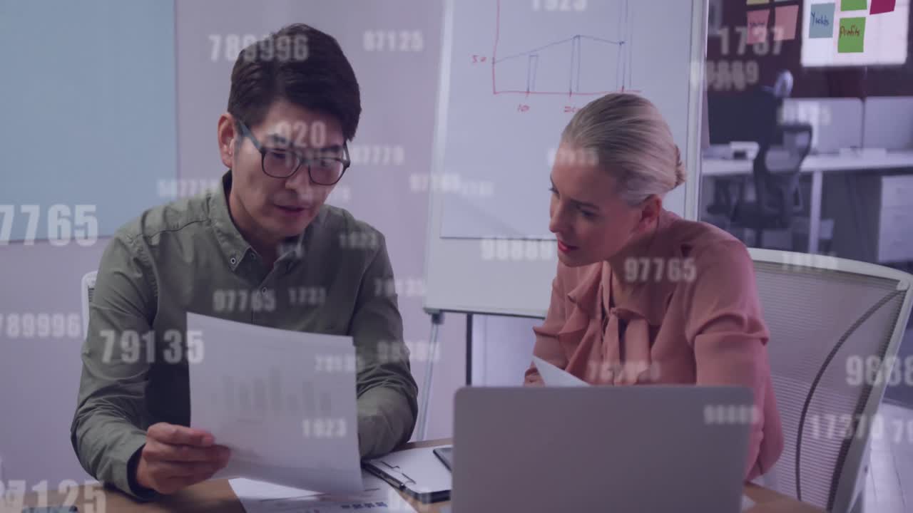 animación del procesamiento de datos sobre diversas personas de negocios en la oficina