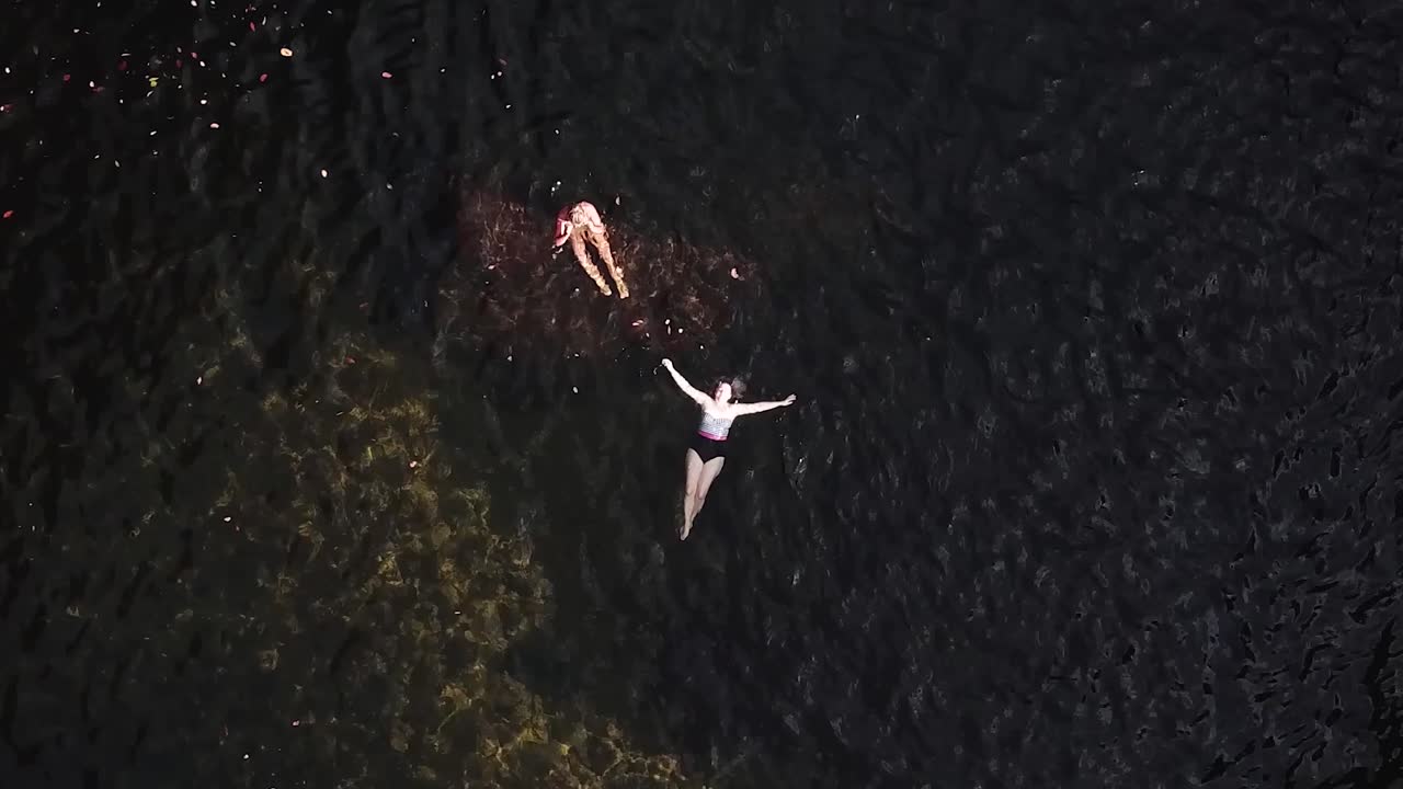 민물 수영 구멍 다윈 노던 테리토리 호주에서 편안한 사람들