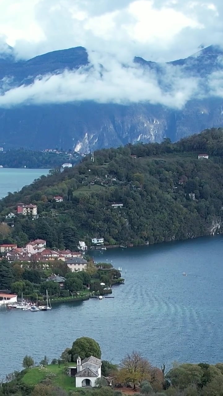 Splendida vista aerea delle Alpi italiane e di un pittoresco villaggio sul lago