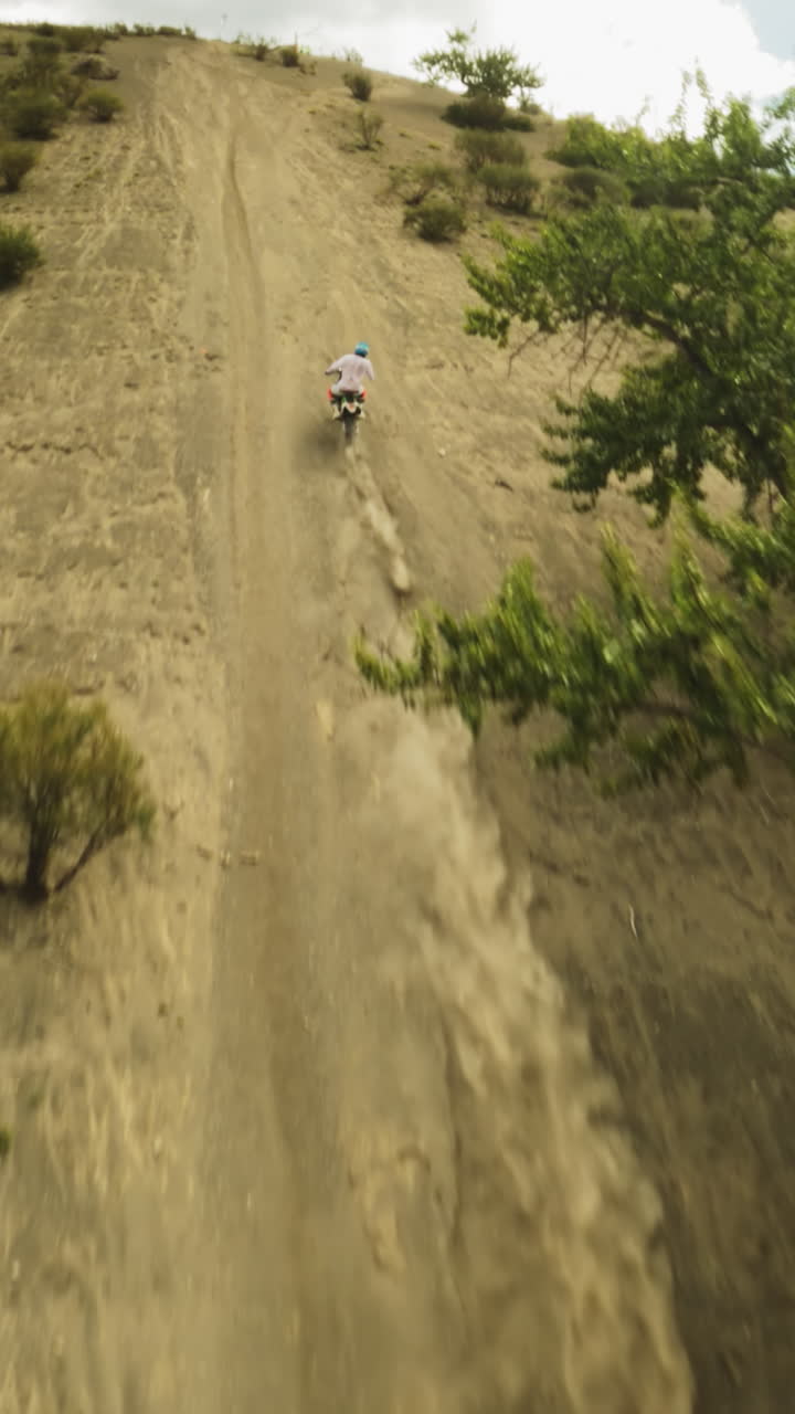 motociclista monta motocicleta cuesta arriba fpv drone. motociclista profesional en vehículo moderno conquista la ladera de la montaña en carreras extremas. conquista el pico