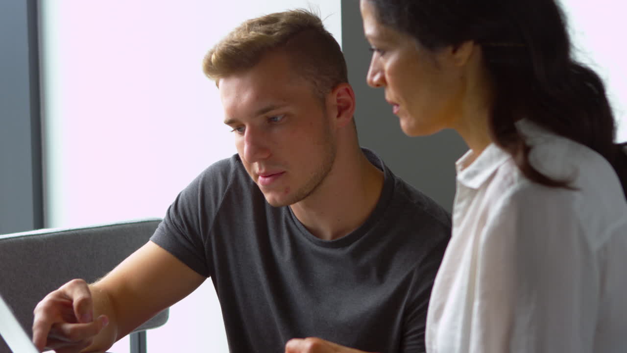 estudiante universitario trabaja uno a uno con tutor disparado en r3d