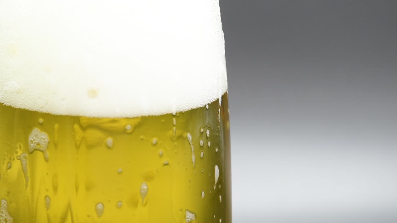 detalle de una pinta de cerveza.