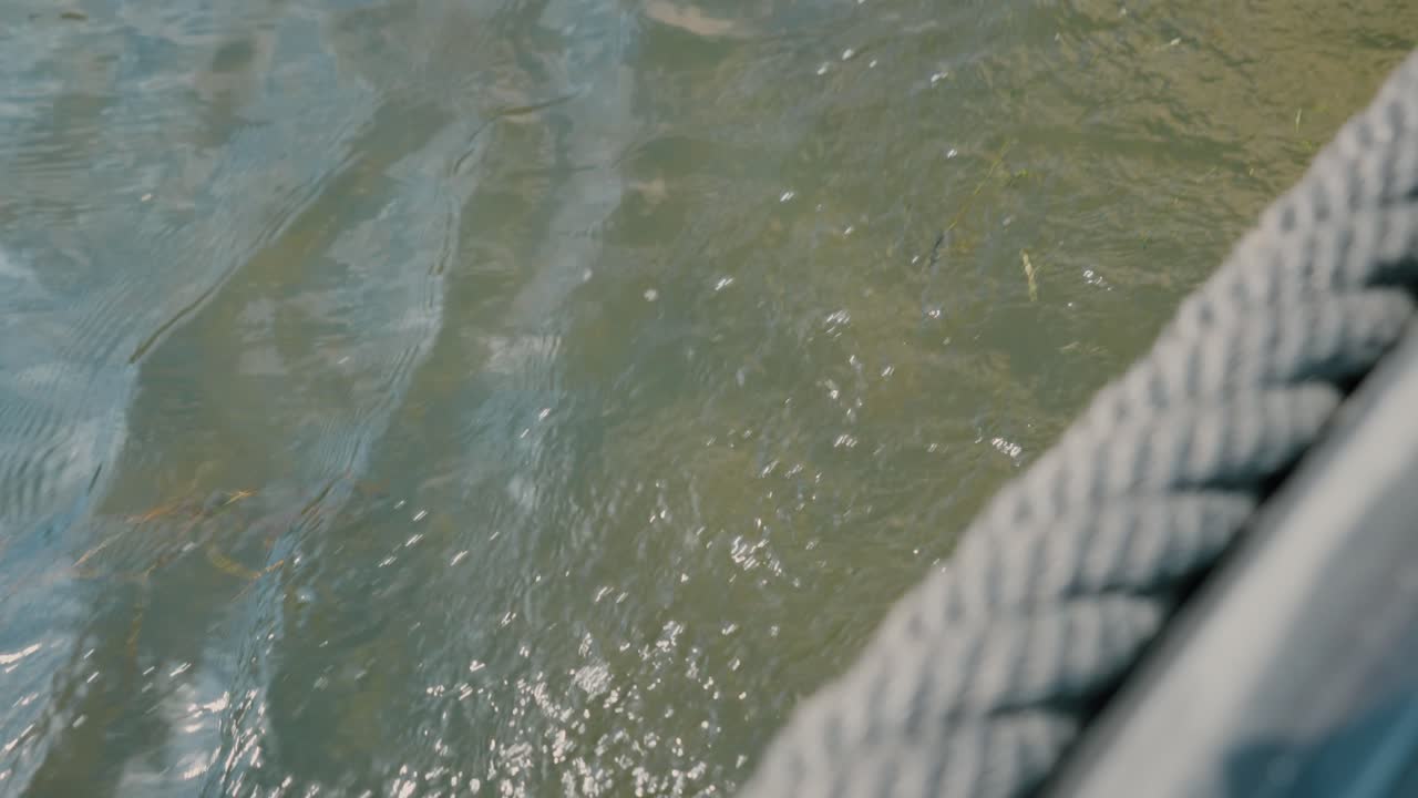 운하를 지나가는 물의 배에서 보기, 슬로우 모션