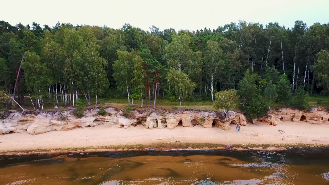 красные скалы вецземью, латвия