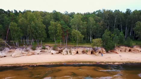 Rote-Felsen-Der-Klippen-Von-Veczemju,-Lettland