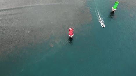 Hermosa-Playa-Cinematográfica-De-Sanur,-Metraje-De-Drones-De-Bali-Con-Paisajes-Interesantes,-Barcos-De-Pesca-Y-Clima-Tranquilo