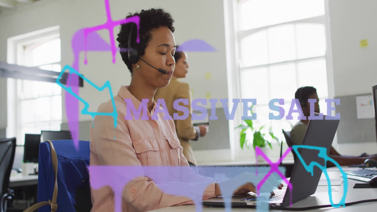 Tiga wanita bekerja di kantor bisnis, menampilkan laptop dan catatan tempel di bawah overlay SALE animasi.