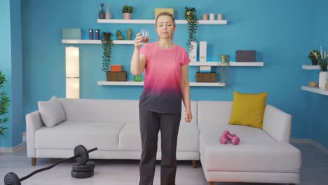 la mujer deportiva está bebiendo agua.