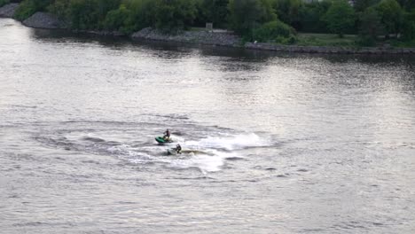 Leute,-Die-Auf-Jerkies-Im-Wasser-Spielen