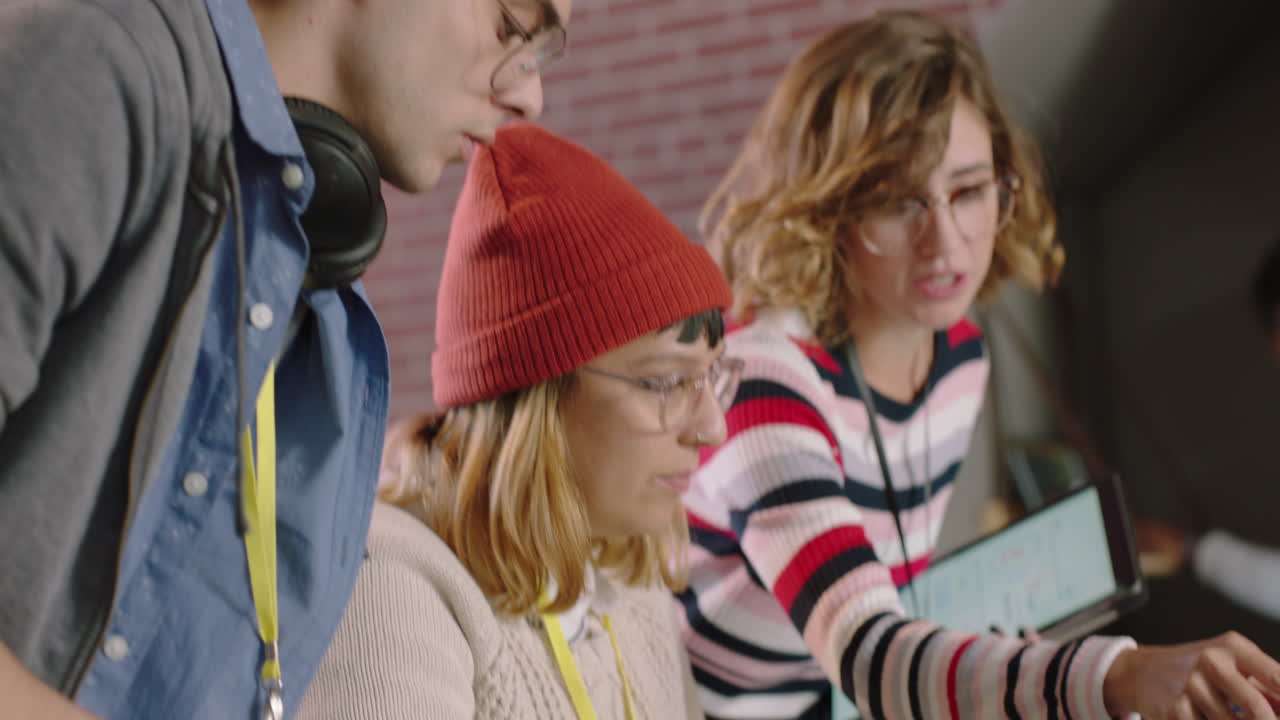 молодая команда инженеров разрабатывает программное обеспечение с использованием цифрового ноутбука менеджер по исследованиям женщина делится идеями, указывая на экран, мозговой штурм в современном офисе