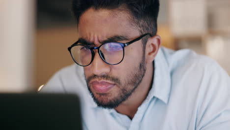 Hombre-De-Negocios,-Confundido-Y-Trabajando-En-Computadora