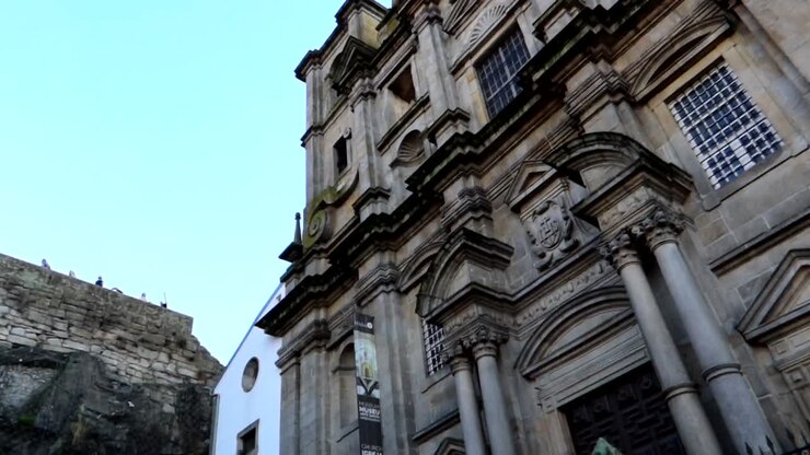 Panning left shot from San Lorenzo Dos Riglos Church to Rua das Aldas viewpoint