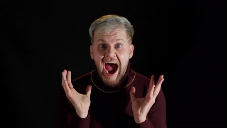 un hombre de cabello blanco y barba que parece sorprendido con la boca abierta.