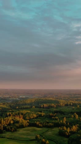 Fliegen-über-Dem-Wald-Bei-Lebendigem,-Farbenfrohem-Sonnenuntergang-Am-Abend