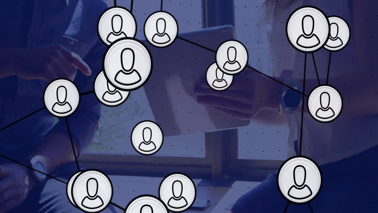 Animazione di icone di persone su diversi professionisti che usano un tablet